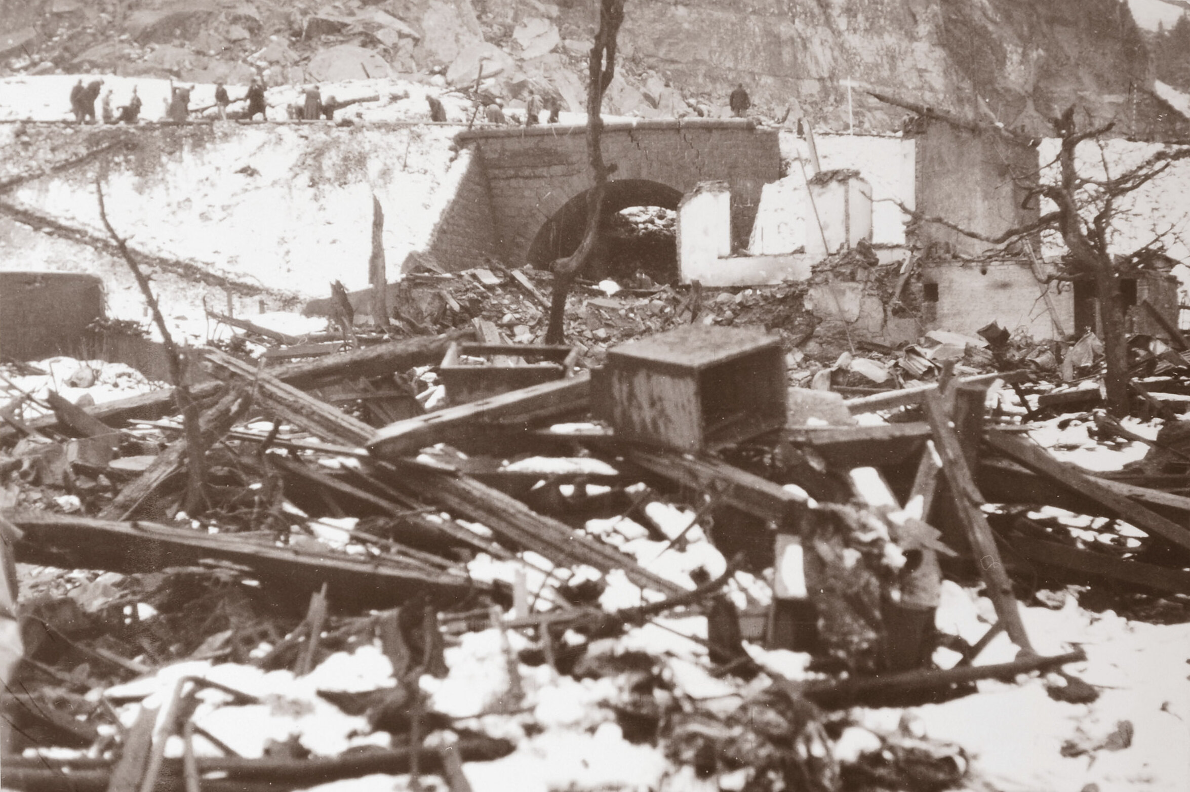 Aufnahme der explodierten Fluh und des zerstörten Dorfes Mitholz