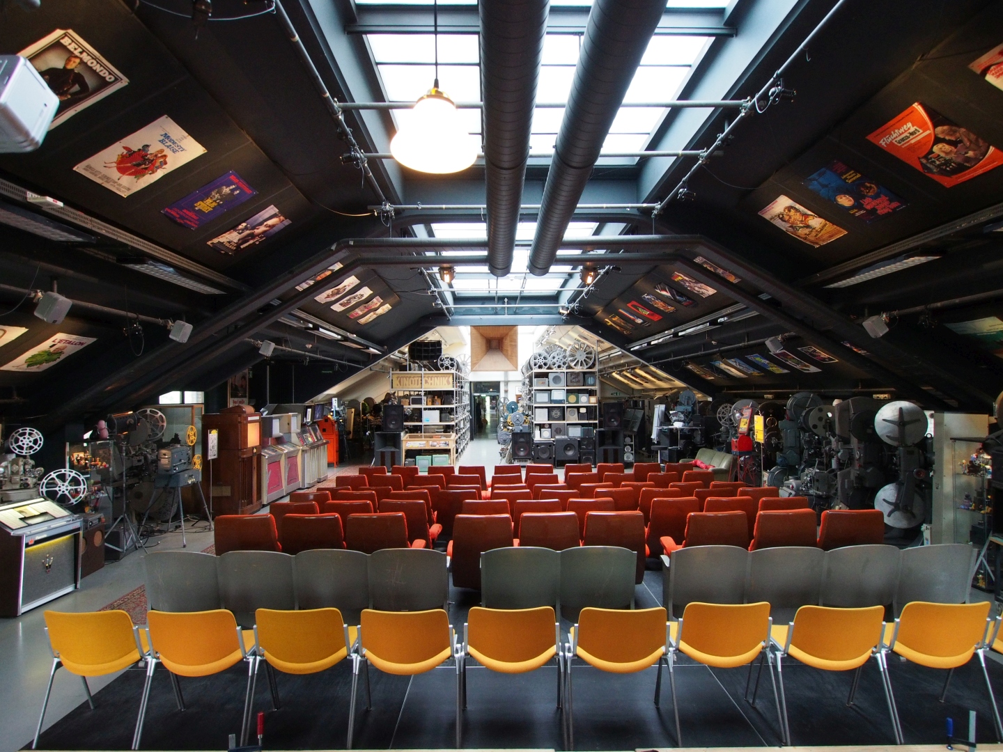 Kinosaal und Schaulager der Lichtspiel/Kinemathek in Bern